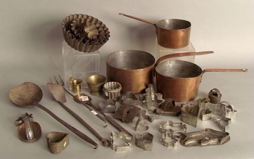 Appraisal: Metalware to include cookie cutters copper pans tin pudding molds