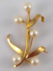 Appraisal: A yellow metal tests carat gold cultured pearl brooch approx