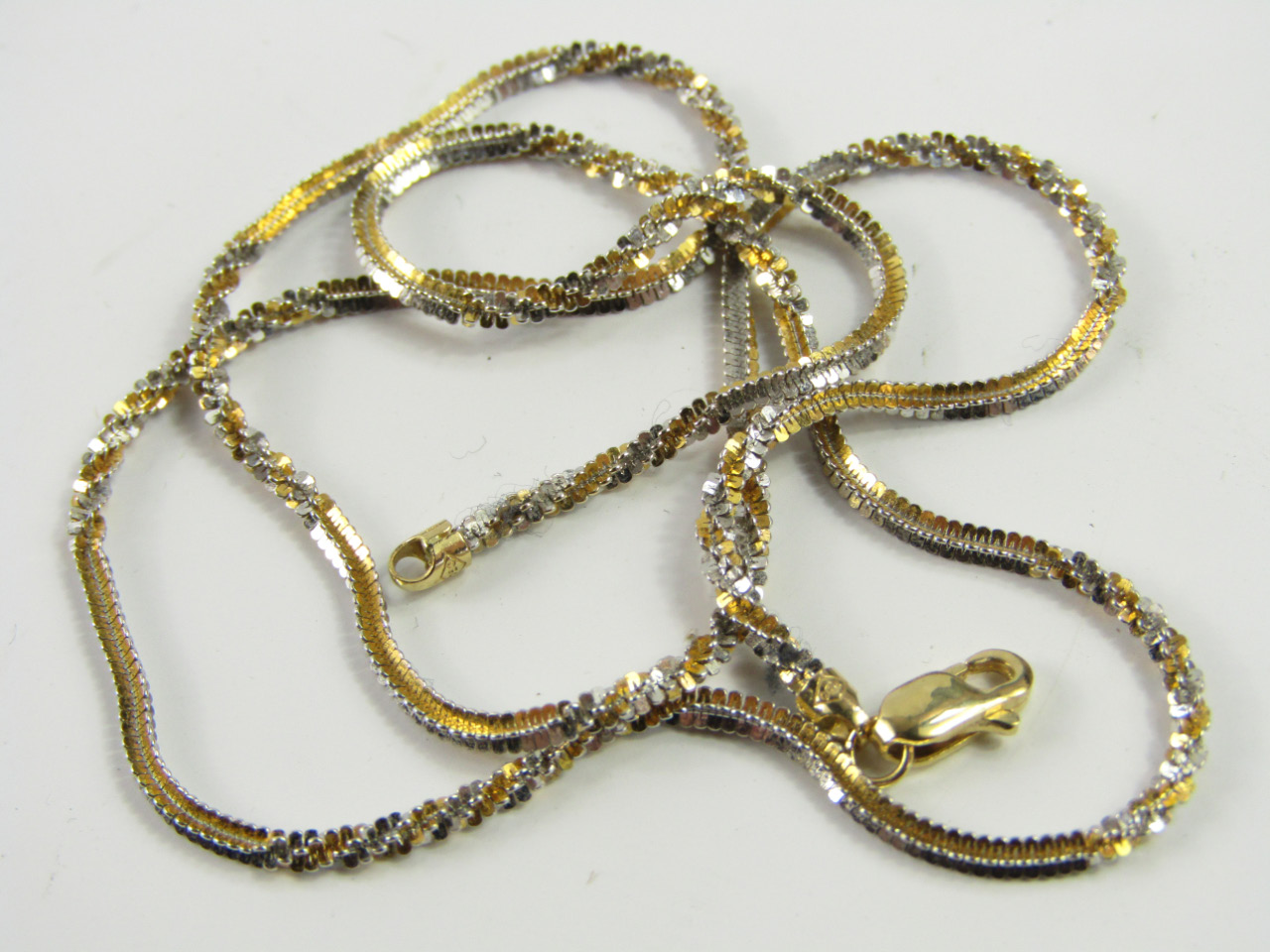 Appraisal: A two colour yellow and white metal neck chain on