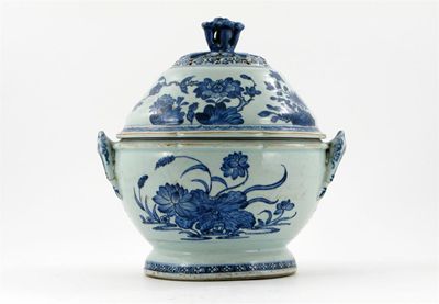 Appraisal: A Chinese blue and white tureen or pot pourri vase