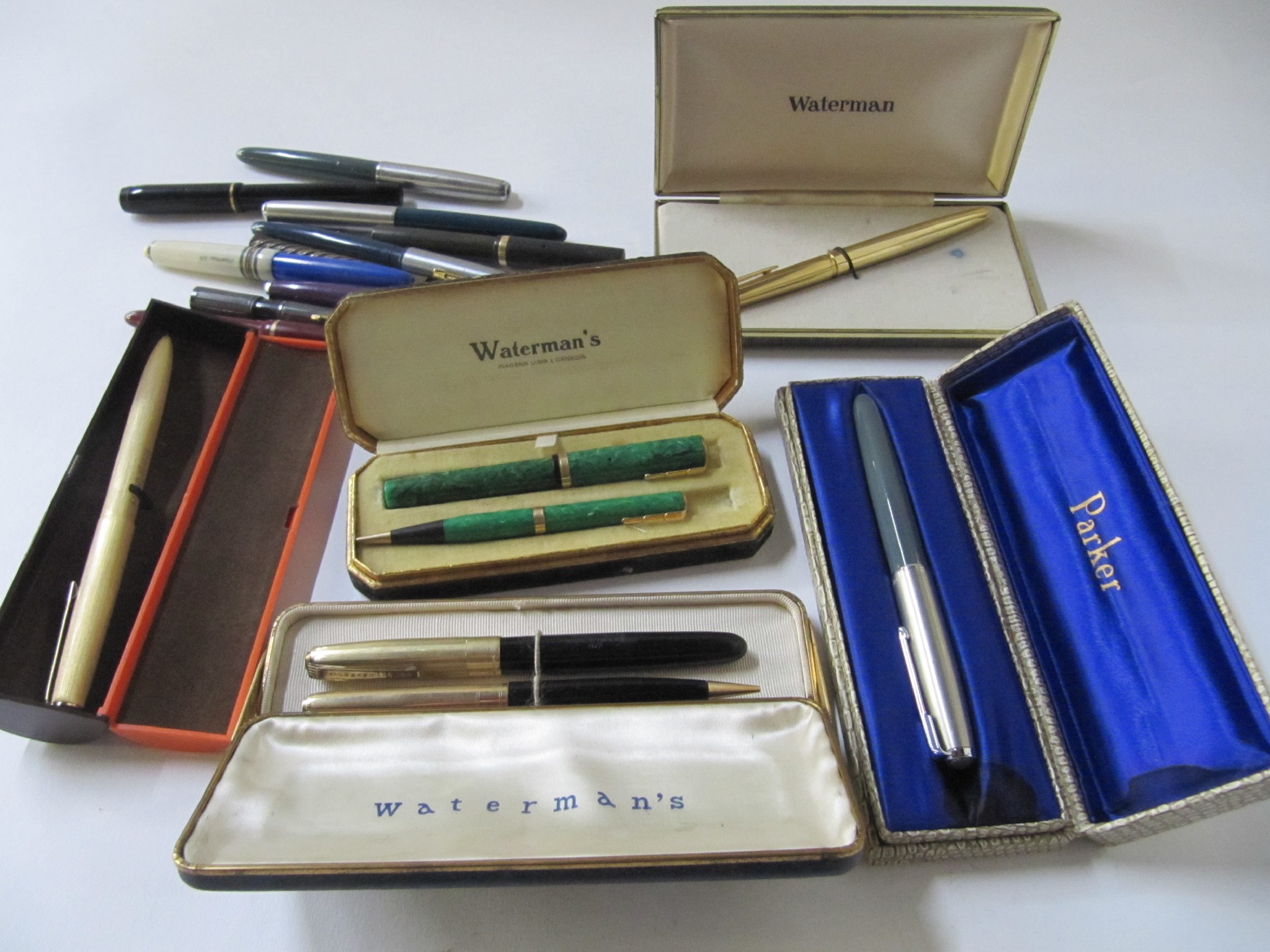 Appraisal: A box of assorted pen and pencil sets and fountain