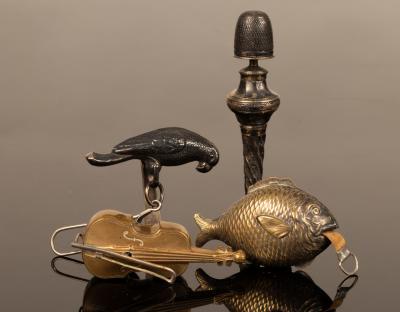 Appraisal: An etui in the form of a seal with thimble