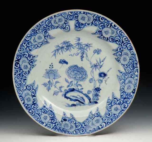 Appraisal: AN TH CENTURY CHINESE PORCELAIN CHARGER centrally decorated with a