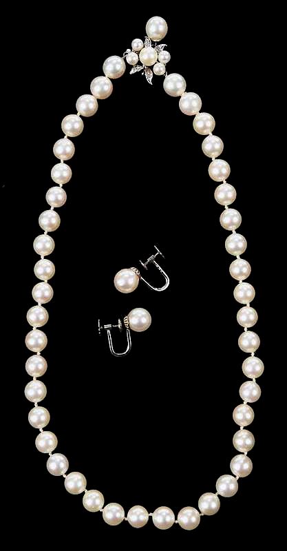 Appraisal: kt Pearl Necklace Earclip Set necklace knotted pearls approx to