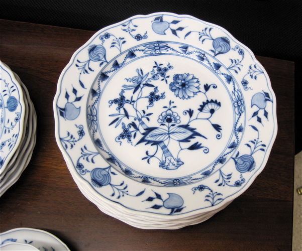 Appraisal: THIRTY-SEVEN PIECE GERMAN MEISSEN CHINA SET comprised of dinner plates