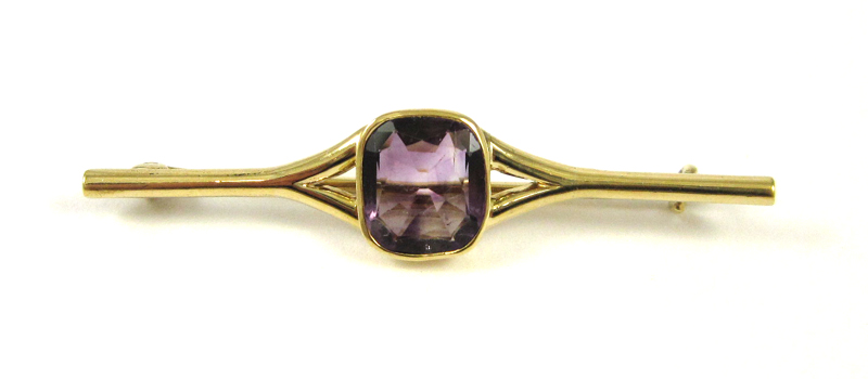 Appraisal: AMETHYST AND FOURTEEN KARAT GOLD PIN set with a single