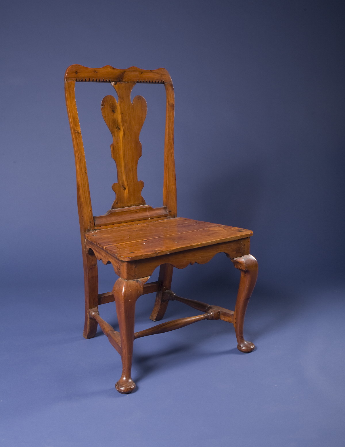 Appraisal: BERMUDA QUEEN ANNE CEDAR PLANK-SEAT SIDE CHAIR The serpentine crest