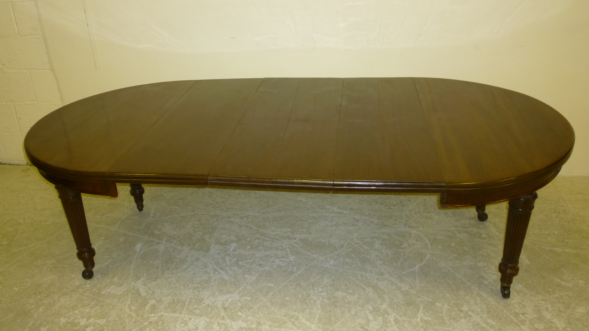 Appraisal: A VICTORIAN MAHOGANY EXTENDING DINING TABLE of D ended form