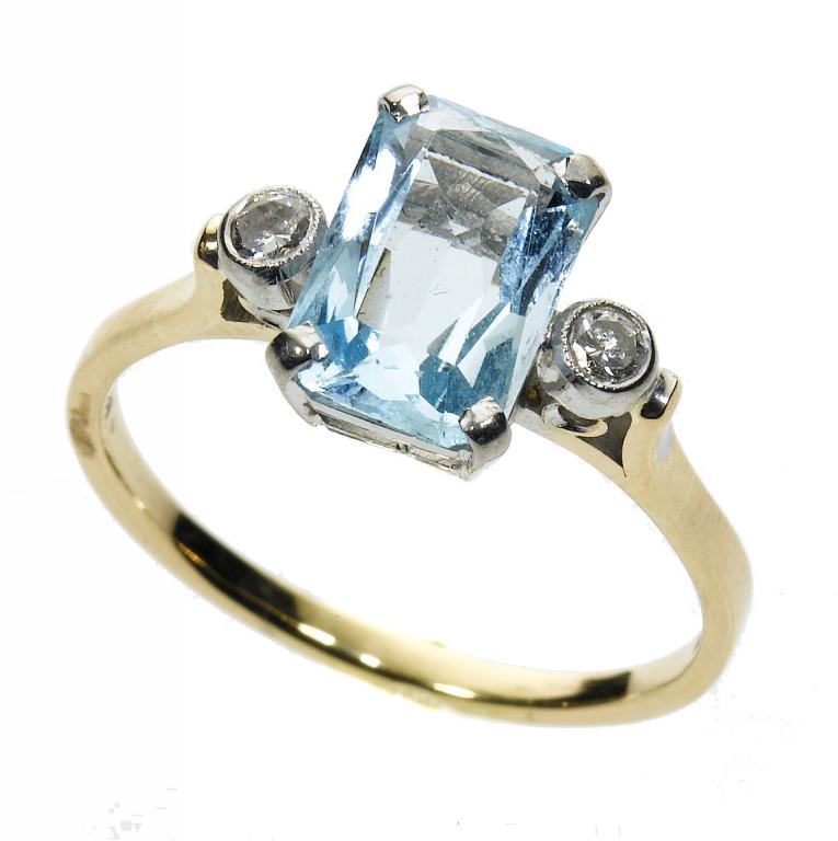 Appraisal: AN AQUAMARINE AND DIAMOND RING the larger rectangular aquamarine flanked