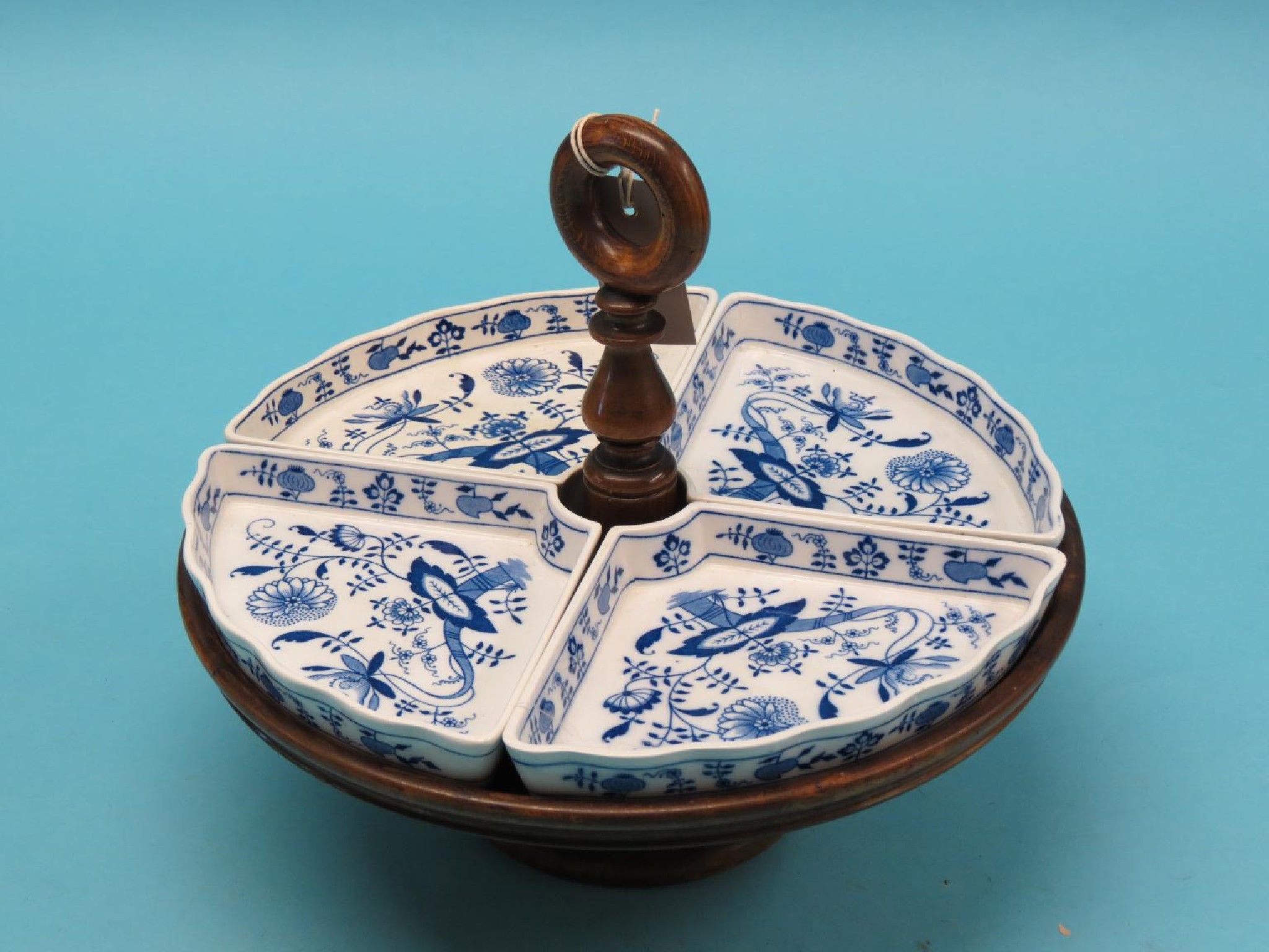 Appraisal: An oak Lazy Susan revolving circular top with four blue-printed