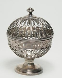 Appraisal: Judaica Etrog Box English Silver Judaica etrog box silver-plate marked