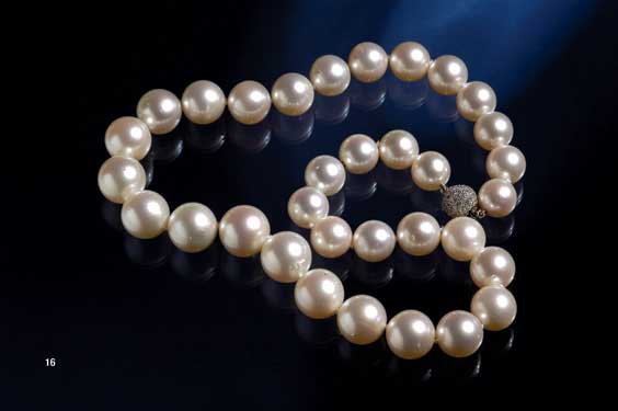 Appraisal: IMPORTANT SOUTH SEA PEARL NECKLACE An impressive white South Sea