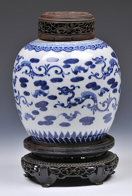 Appraisal: A CHINESE BLUE AND WHITE GINGER JAR with lizard and