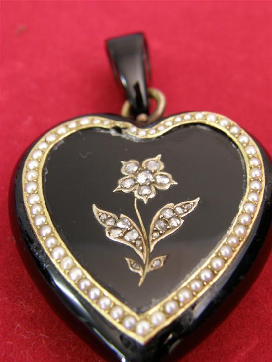 Appraisal: Victorian memorial heart pendant set with a border of seed