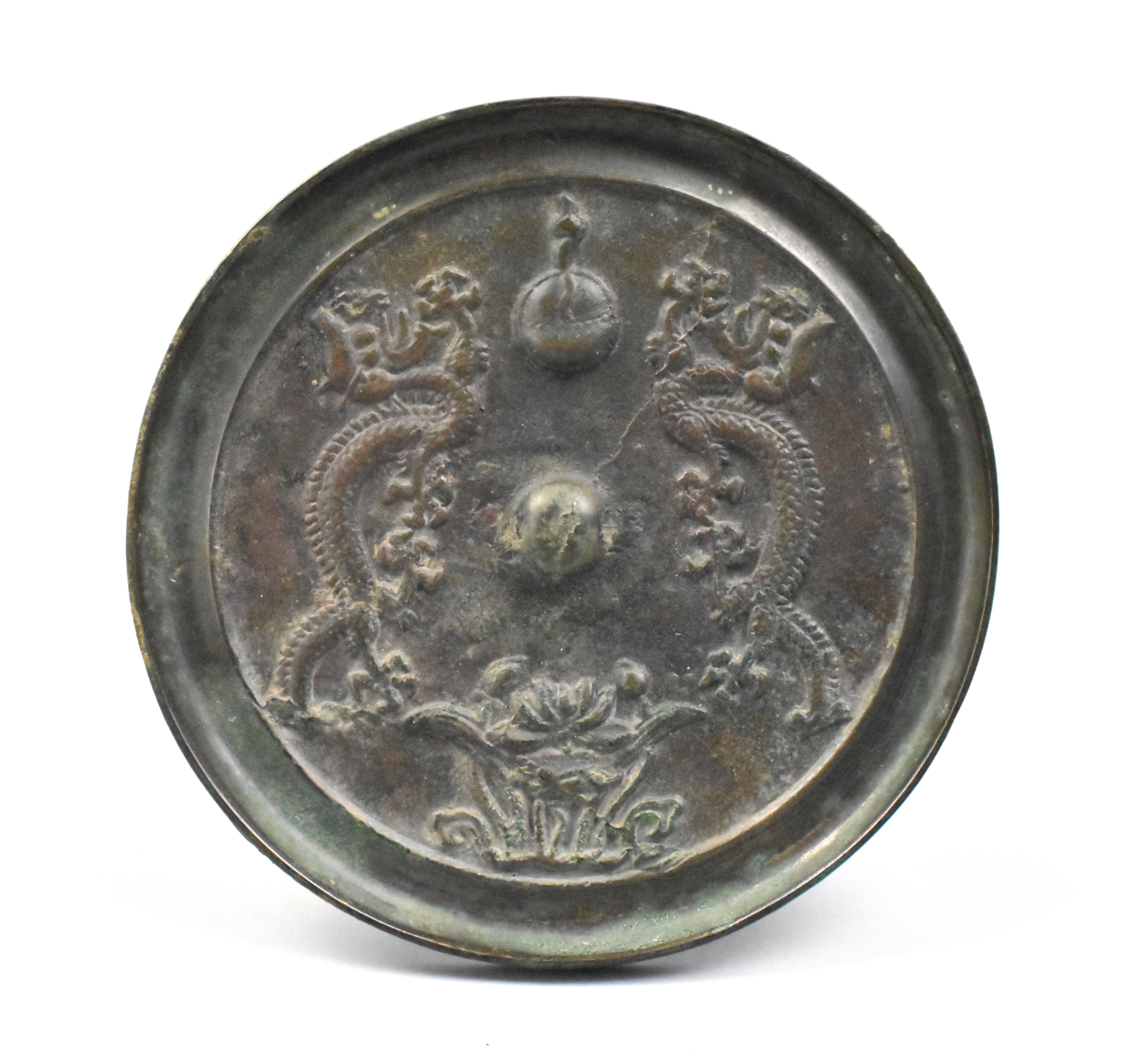 Appraisal: A Chinese bronze mirror with two dragon design dating from