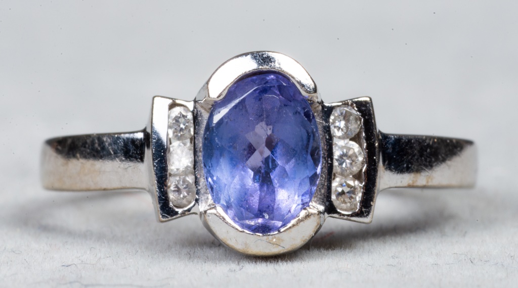 Appraisal: K WHITE GOLD TANZANITE DIAMOND RING K white gold tanzanite