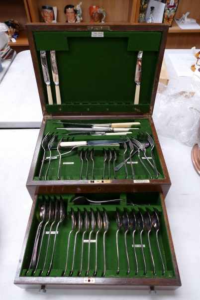 Appraisal: Oak cased cutlery canteen with contents