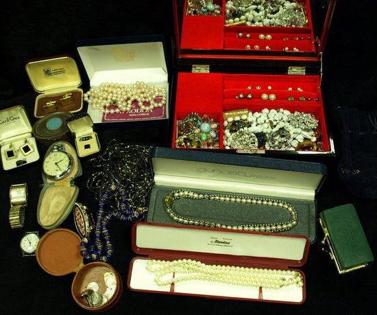 Appraisal: A large quantity of costume jewellery