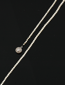 Appraisal: A strand of natural pearls The graduated pearls measuring mm