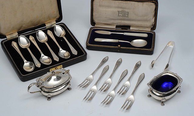 Appraisal: A SET OF SIX SILVER CASED TEASPOONS together with six