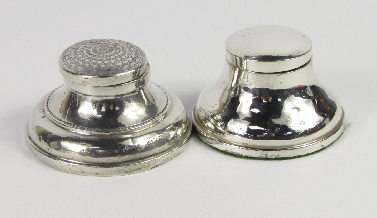 Appraisal: A George V silver inkwell with an engine turned hinged