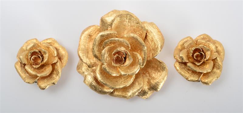 Appraisal: K GOLD BROOCH AND A PAIR OF K GOLD EARCLIPS