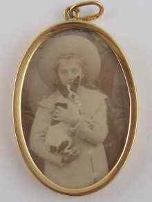 Appraisal: A Russian hallmarked carat gold oval pendant photo frame Moscow