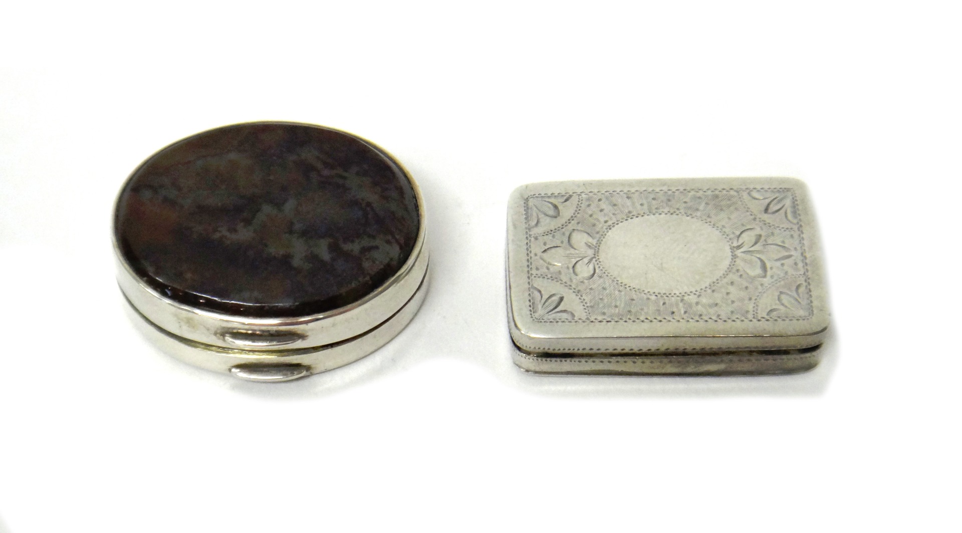 Appraisal: A silver and agate set oval vinaigrette with a floral