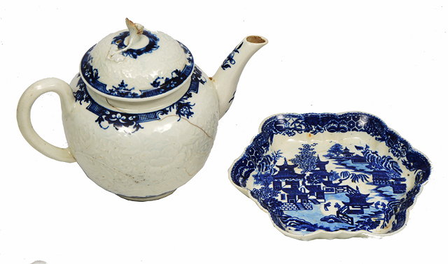 Appraisal: AN TH CENTURY WORCESTER BLUE AND WHITE PORCELAIN TEAPOT of