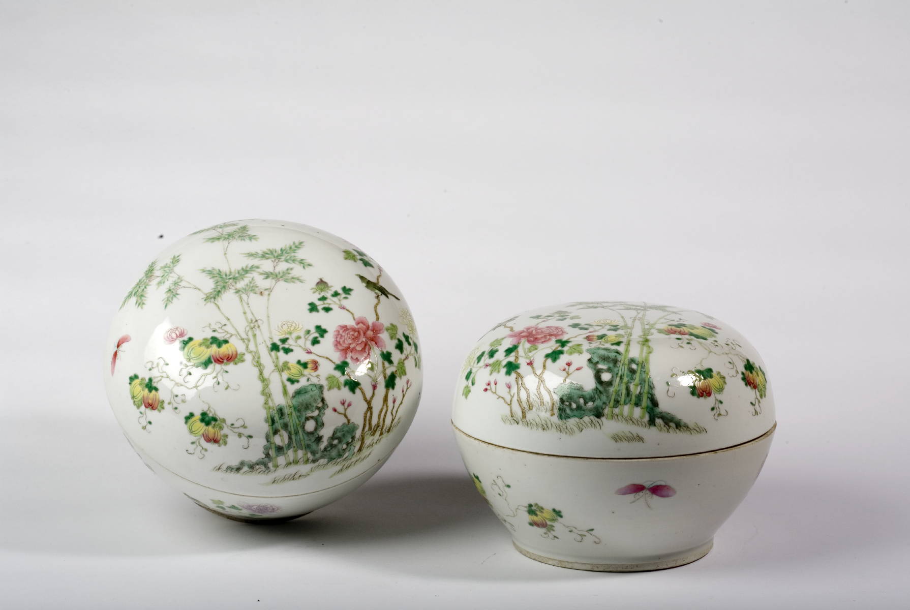 Appraisal: PAIR OF CHINESE PORCELAIN FAMILLE ROSE CIRCULAR COVERED BOXES WITH