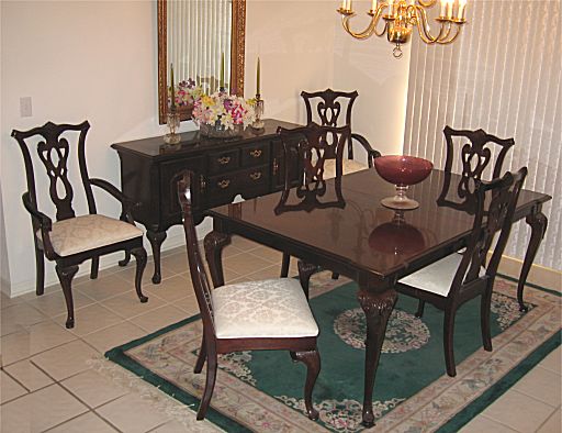 Appraisal: THOMASVILLE DINING TABLE AND CHAIRS TABLE with Queen Anne style