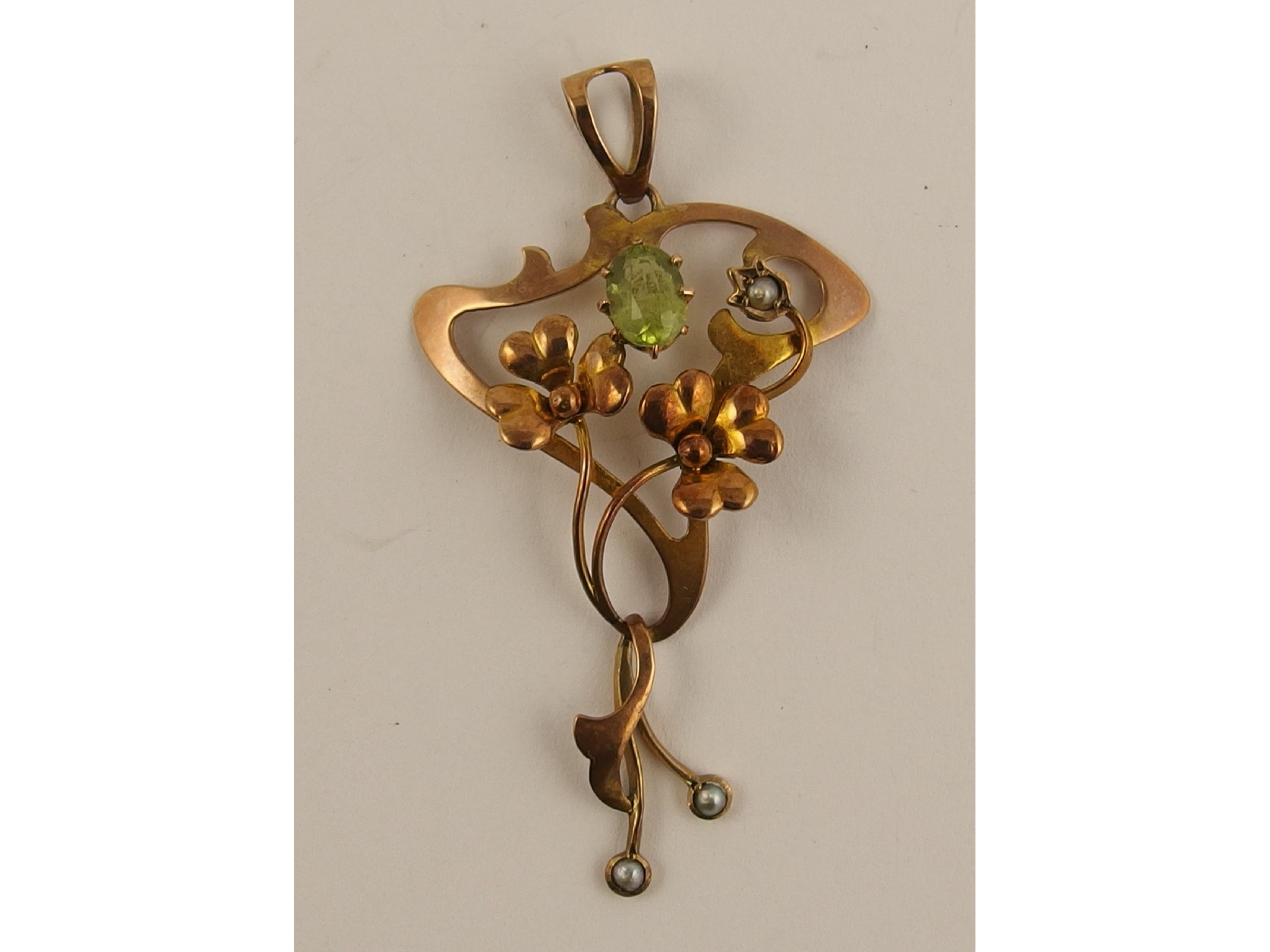 Appraisal: A ct Edwardian pearl and peridot pendant