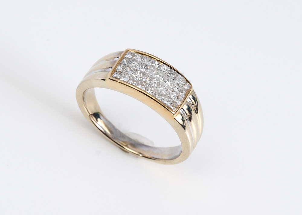 Appraisal: MEN'S CTW DIAMOND RING K yellow gold ring contains square