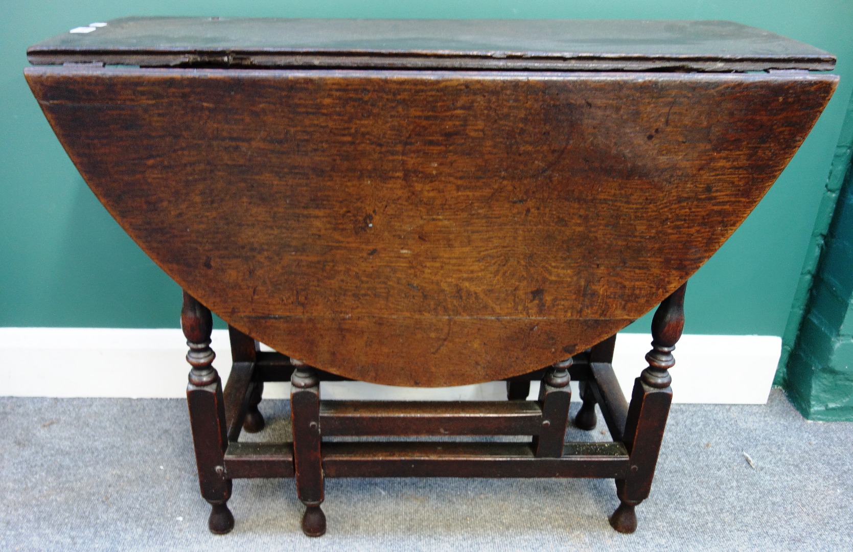 Appraisal: A th century oak drop flap table on baluster supports