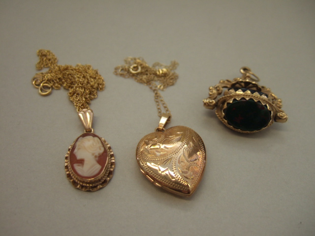 Appraisal: A ct gold heart shaped pendant locket with engraved decoration