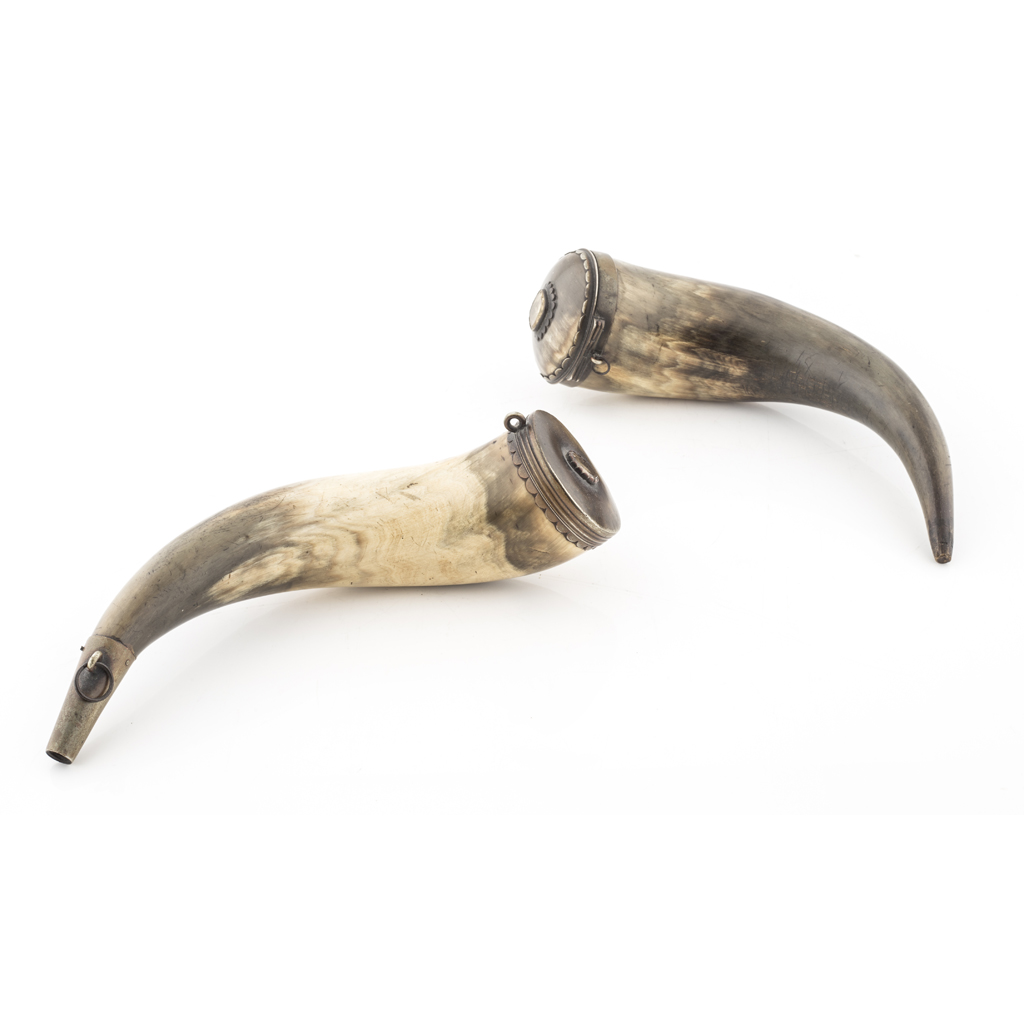 Appraisal: An early th century cow horn snuff mull of traditional