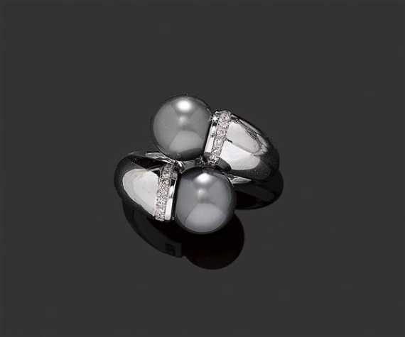 Appraisal: TAHITI PEARL AND BRILLIANT-CUT DIAMOND RING White gold Attractive solid