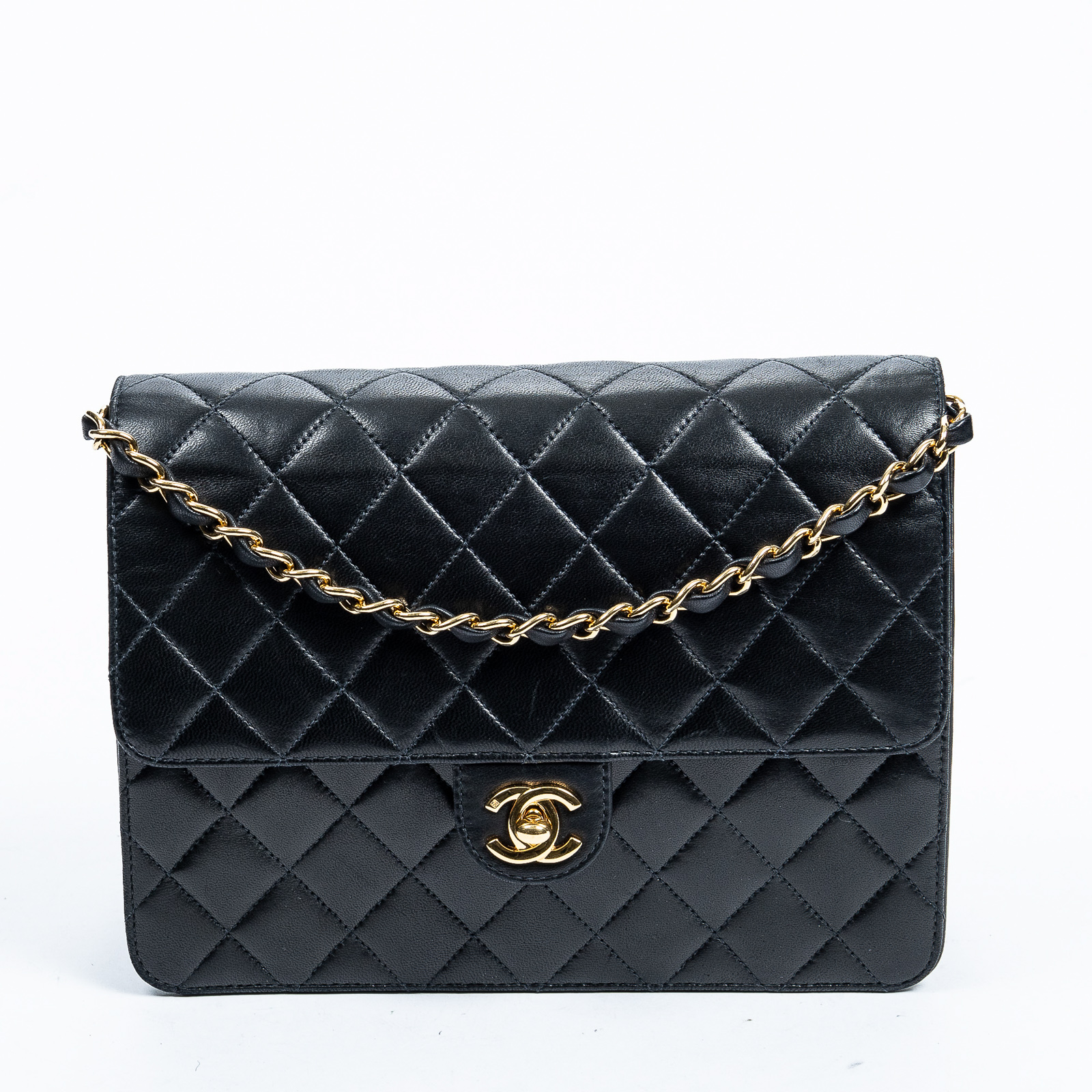 Appraisal: A CHANEL STRAIGHT SINGLE FLAP BAG A black quilted lambskin