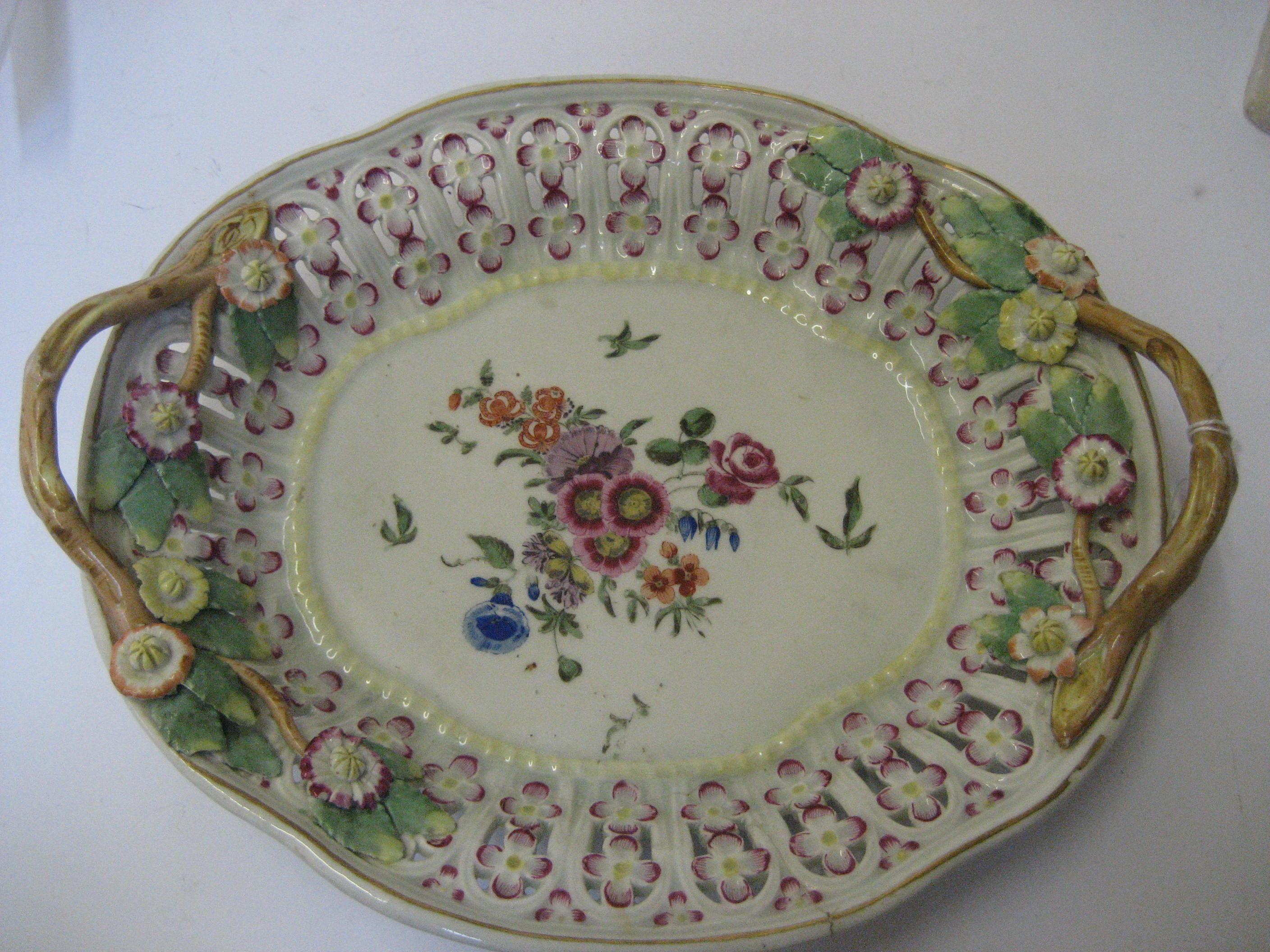 Appraisal: A FIRST PERIOD WORCESTER PORCELAIN DESSERT DISH of shaped oval