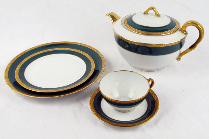 Appraisal: A LIMOGES FRANCE FINE CHINA SET pieces wide gold rim