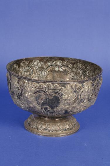 Appraisal: AN EDWARDIAN ROSEBOWL of circular form the body profusely embossed