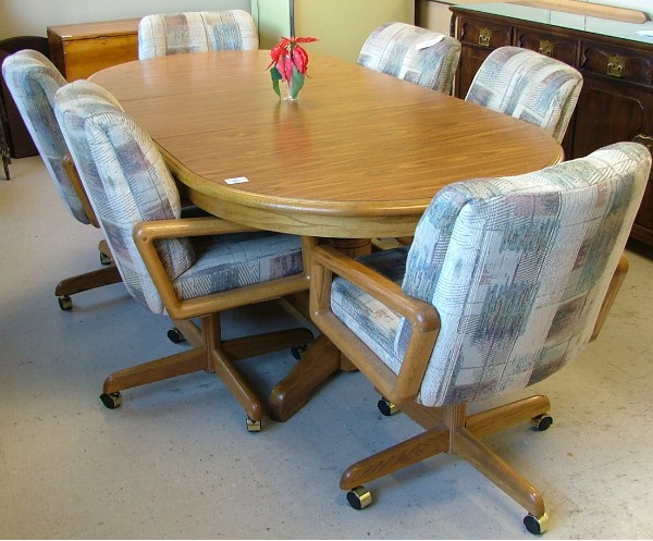 Appraisal: OAK DINING TABLE AND CHAIR SET American modern The set