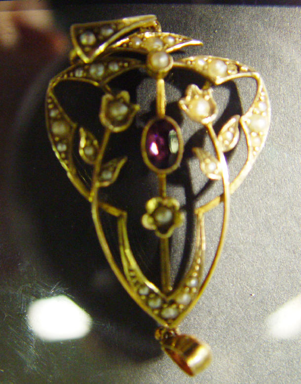 Appraisal: Edwardian ct gold amethyst and pearl pendant