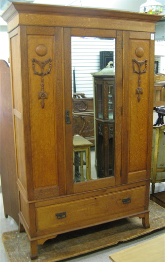 Appraisal: SINGLE-DOOR OAK WARDROBE English c having a molded cornice over