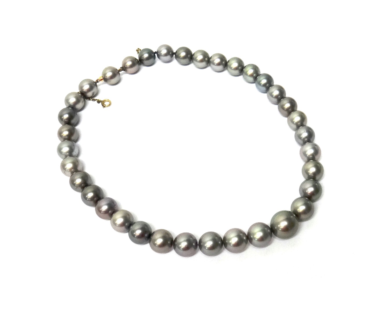 Appraisal: A single row necklace of slightly graduated grey tinted cultured