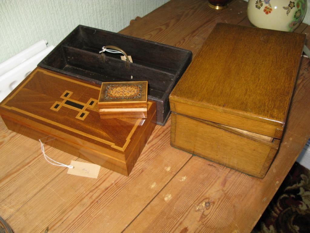 Appraisal: A th Century mahogany cutlery box with brass handle in