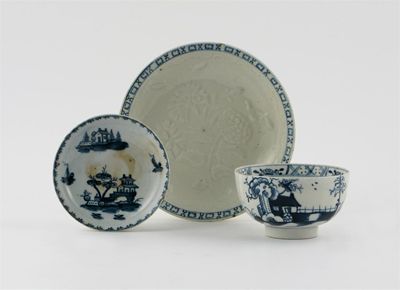 Appraisal: A Lowestoft blue and white teabowl and a miniature saucer