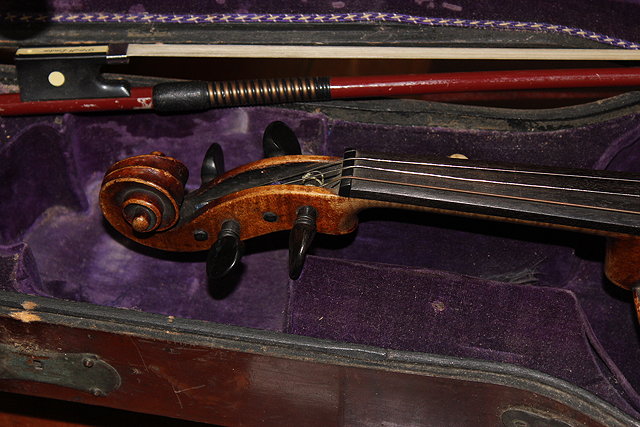 Appraisal: AN OLD PINE VIOLIN with two piece back and label