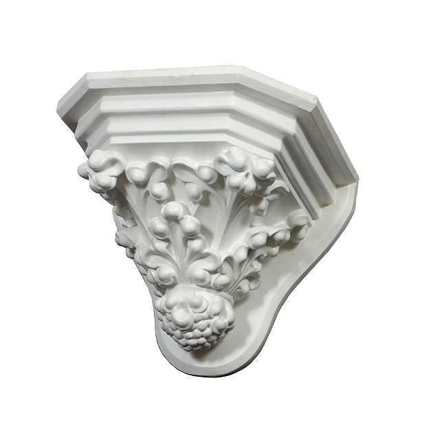 Appraisal: A VICTORIAN PLASTER ARCHITECTURAL WALL BRACKET with acanthus leaf supports