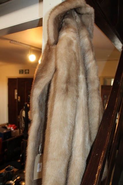 Appraisal: A LADIES THREE QUARTER LENGTH FUR COAT